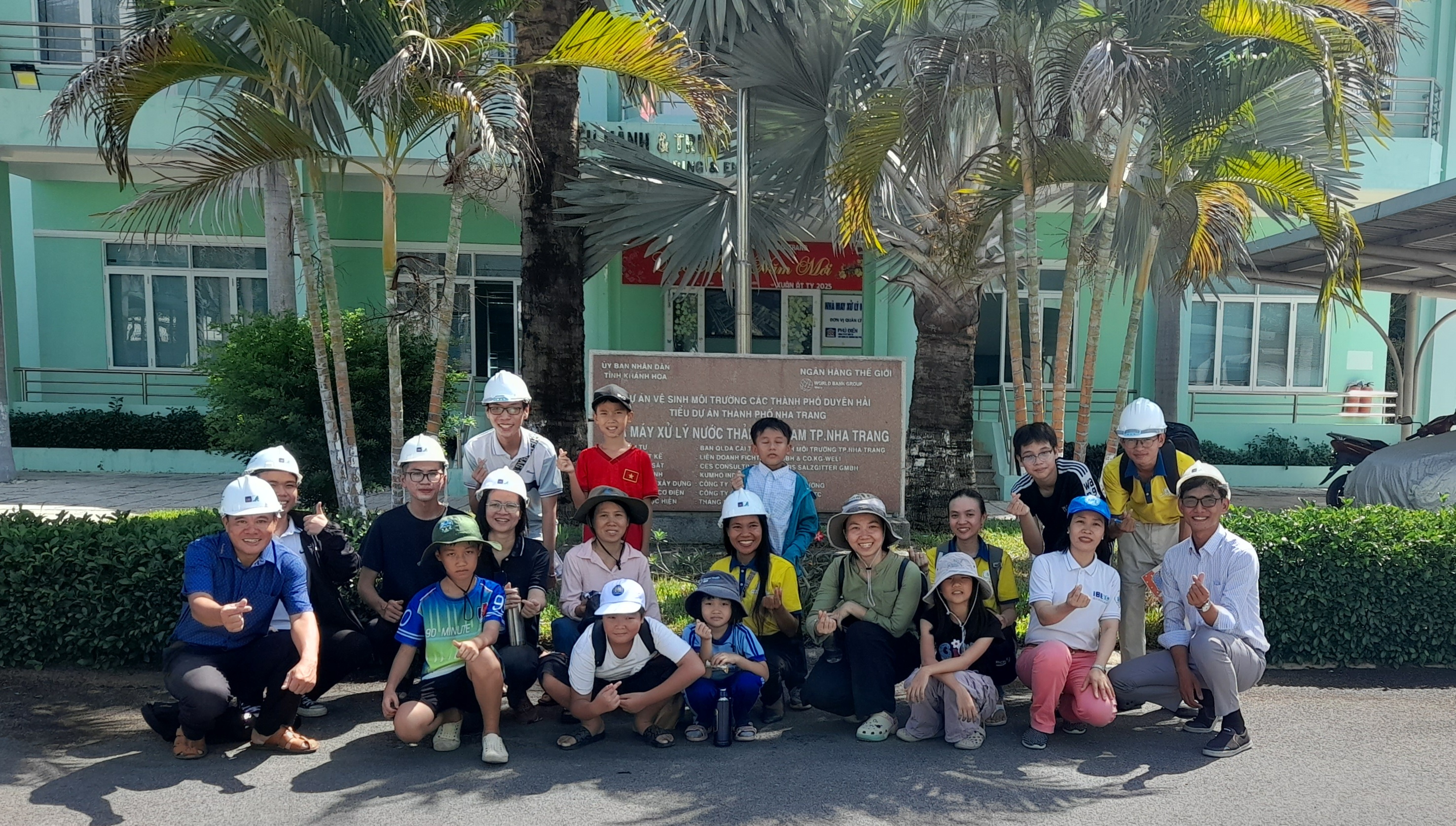 Sinh viên lớp 64.CNMT thực tập chuyên ngành Quản lý môi trường và an toàn vệ sinh lao động