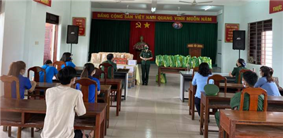 Hội phụ nữ bộ đội biên phòng Khánh Hòa phối hợp các đơn vị  tặng quà hỗ trợ sinh viên Viện Công nghệ sinh học và Môi Trường Đại Học Nha Trang.