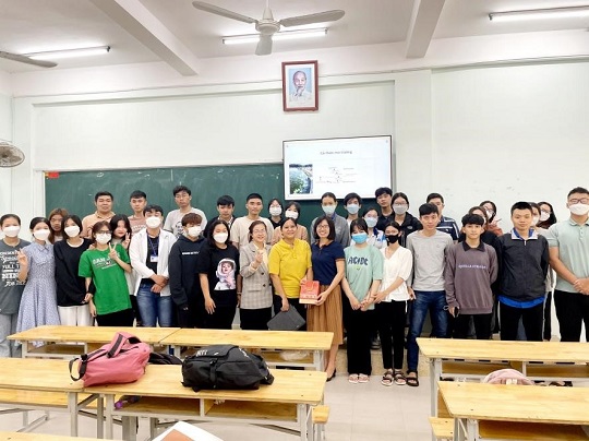 Trao đổi, chia sẻ chuyên đề “ Ứng dụng CNSH trong Thủy sản” với lớp 64CNSH, Viện CNSH & MT