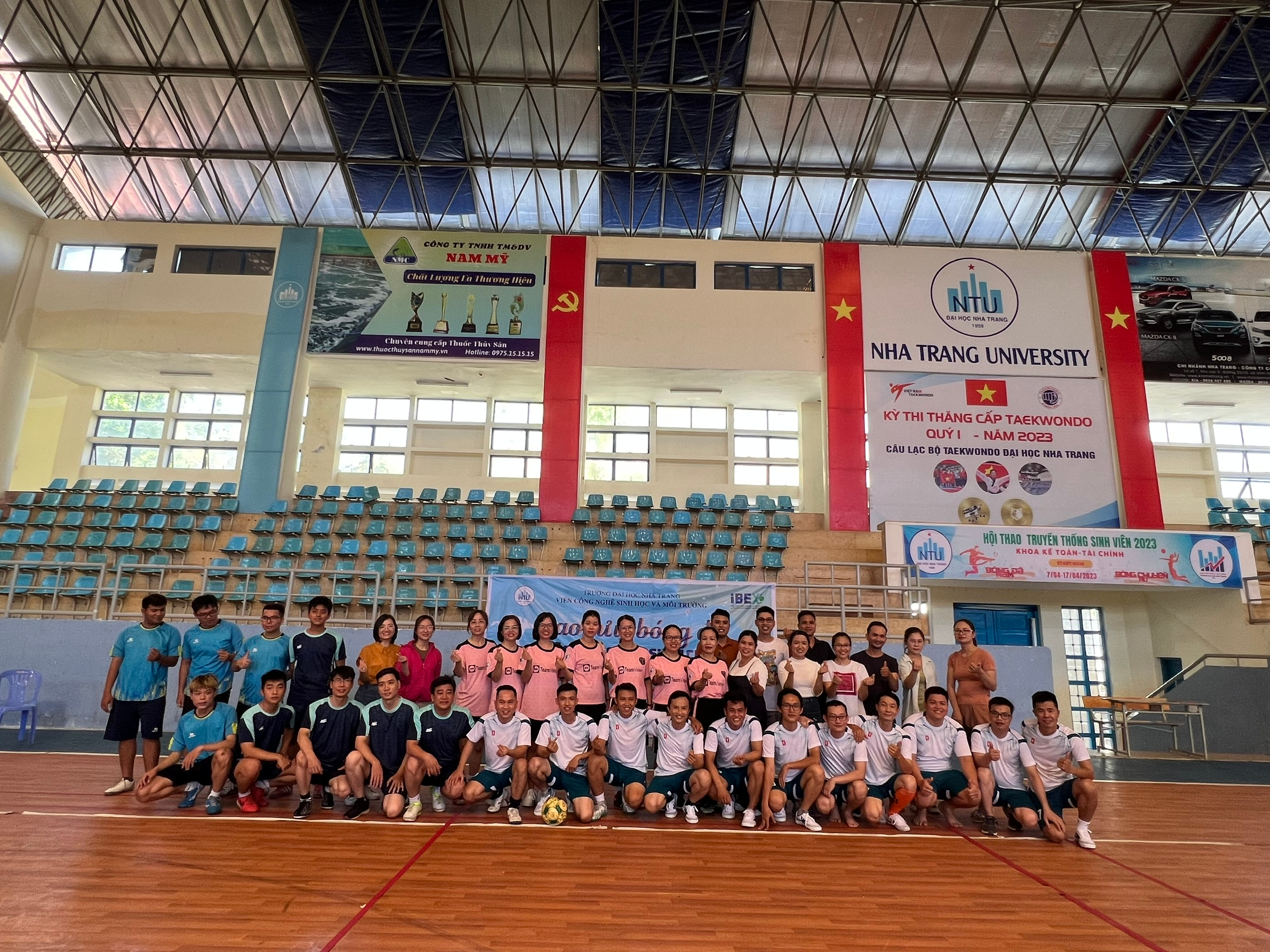 Sôi nổi hoạt động giao lưu đá bóng giữa giảng viên, sinh viên và cựu sinh viên Viện CNSH&MT