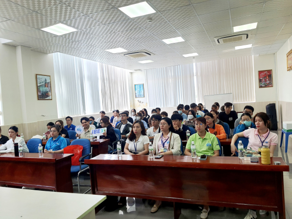 Sinh viên lớp 63.CNSH và 64.CNSH tham quan trải nghiệm tại Công ty Cổ phần Bia Sài Gòn Khánh Hòa