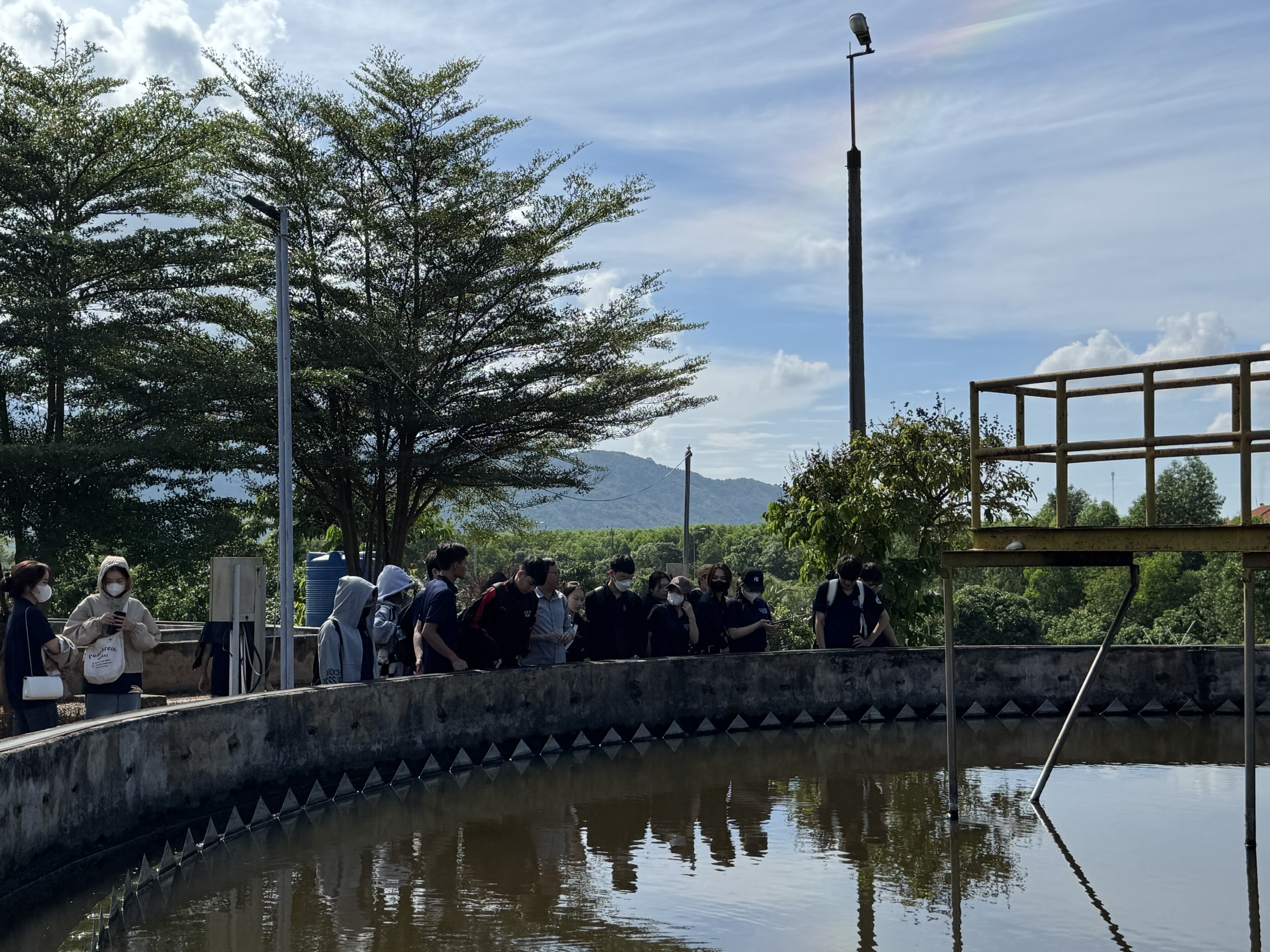 Sinh viên lớp 66.CNMT tham quan kiến tập tại khu xử lý nước thải tập trung KCN Suối Dầu